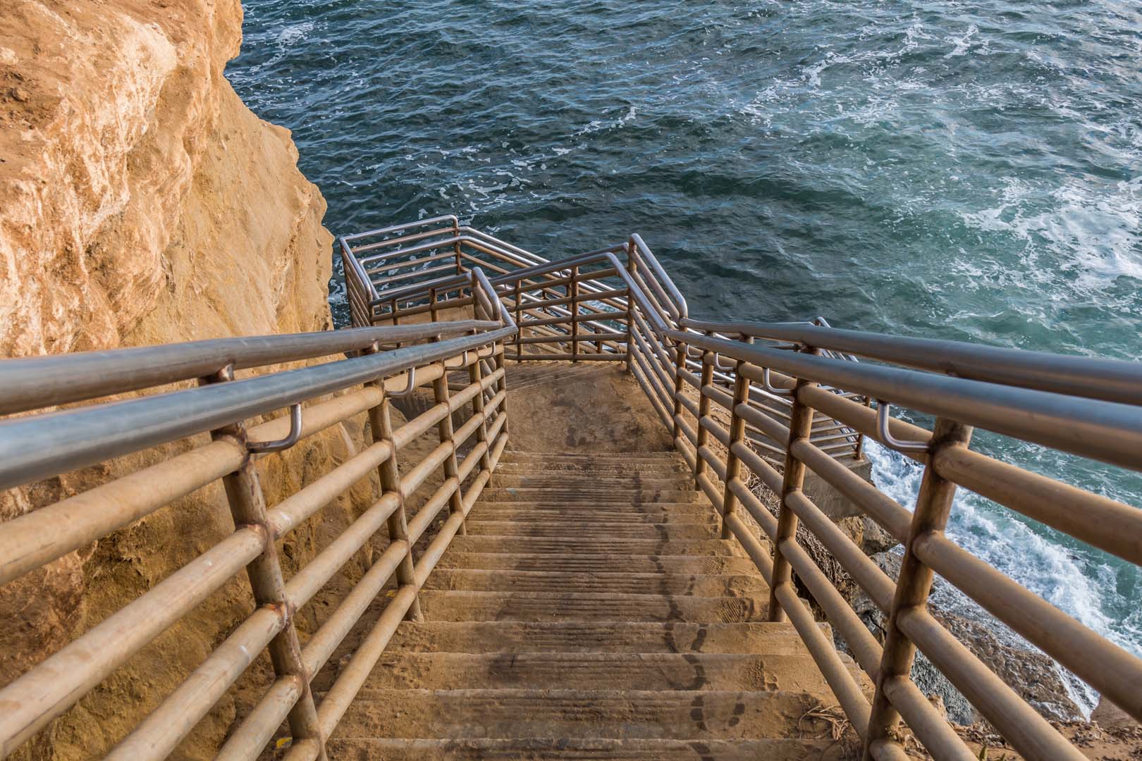 Bild på trappan i havet